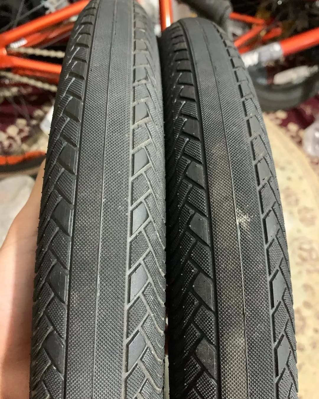 لاستیک دوچرخه BMX دور سفید سی کی، رنگ سیاه، جنس پلاستیک و رابر، توپر، گل‌درشت