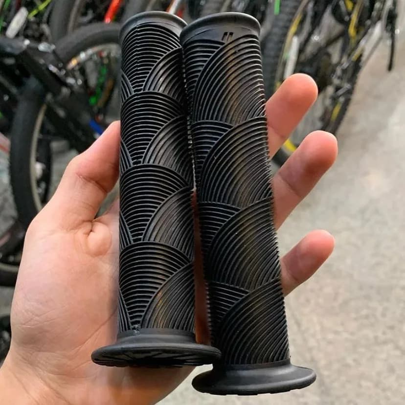 گریپ دوچرخه BMX ترکام، رنگ مشکی، جنس پلاستیک، طرح هندسی، استوانه‌ای