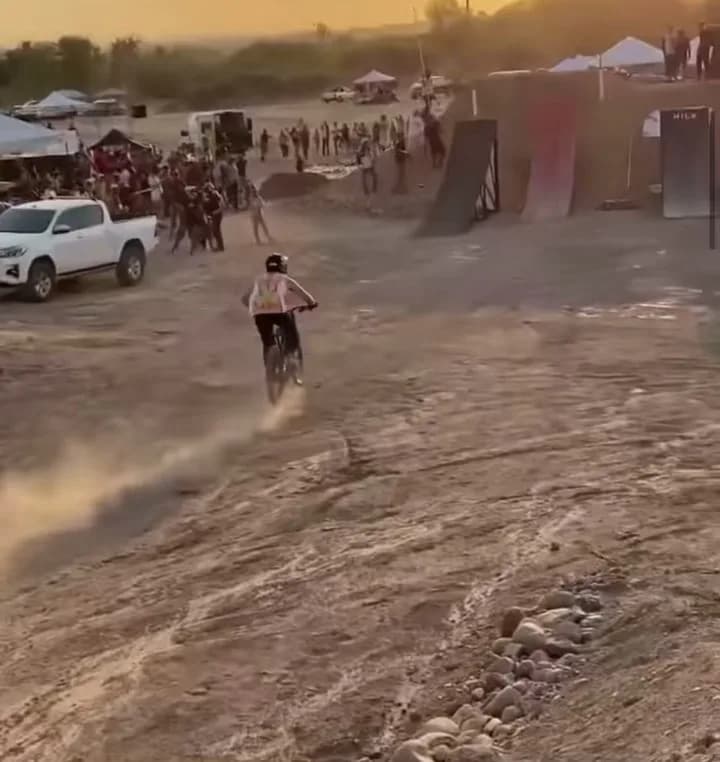دوچرخه BMX، رنگ سیاه و سفید، کوهستان