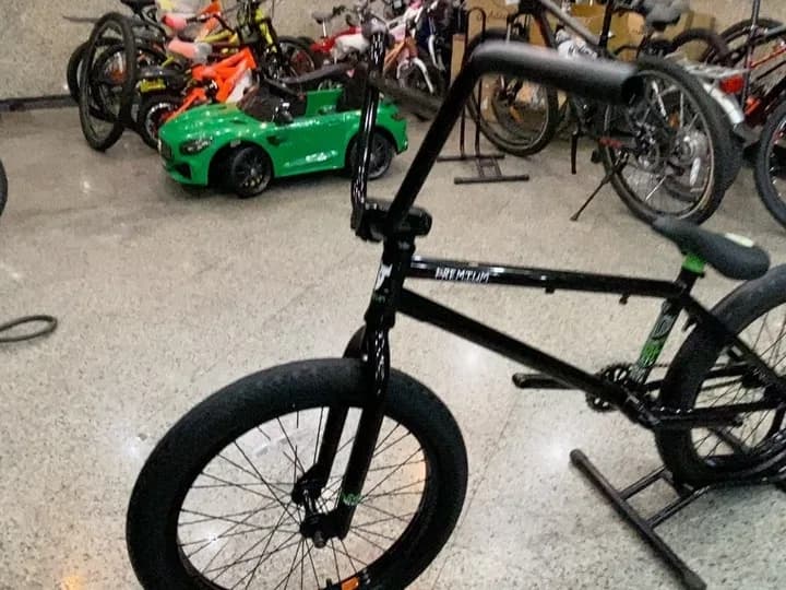 دوچرخه BMX، رنگ مشکی، جنس فلز، تنه کوتاه