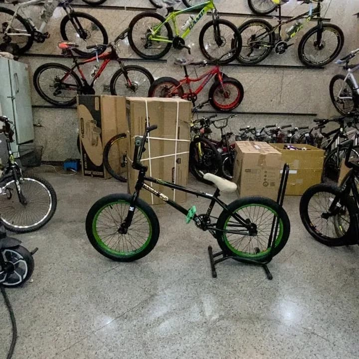 دوچرخه BMX مدل اینسپشن در حد آکبند، رنگ مشکی و سبز، جنس فلز و لاستیک