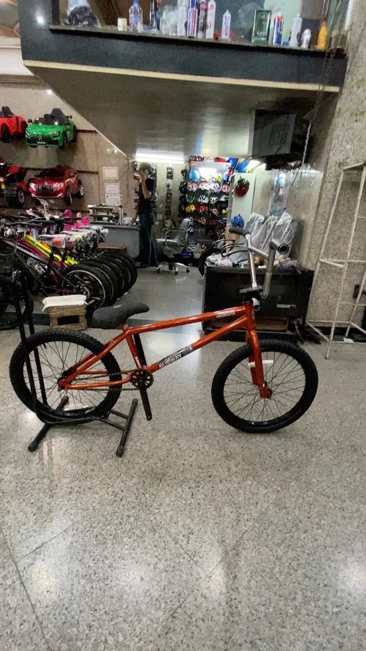 دوچرخه BMX مدل سابوی آکبند، رنگ نارنجی و مشکی، جنس فلز و پلاستیک