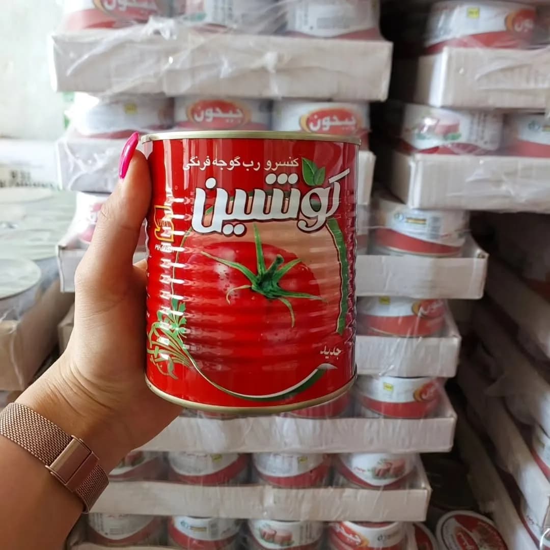 رب گوجه ۸۰۰ گرم کوشین، رنگ قرمز و سفید، جنس فلز، قوطی استوانهای