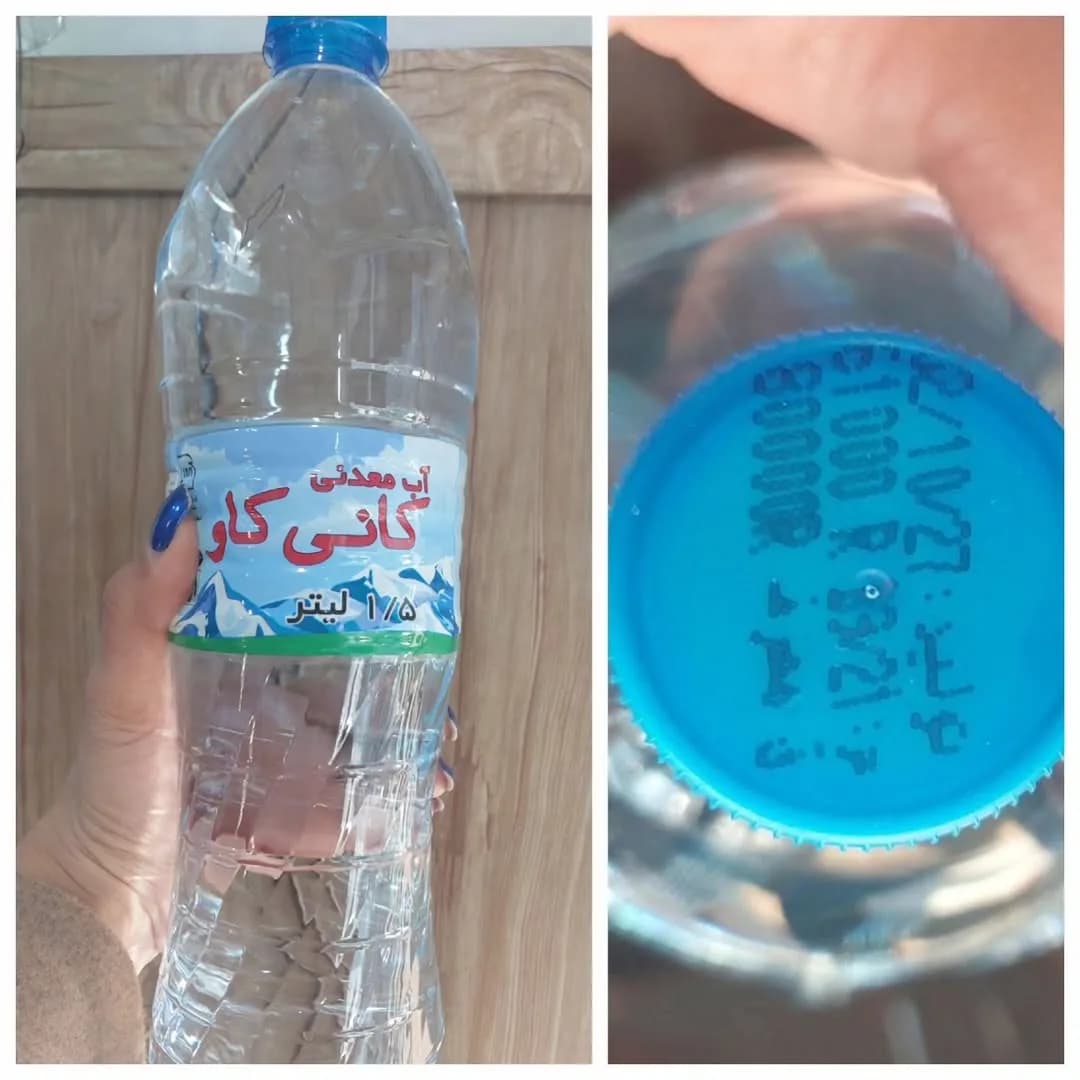 آب معدنی ۱.۵ لیتری کانی کاو، رنگ آبی و شفاف، جنس پلاستیک و شیشه، بطری استوانهای دردار
