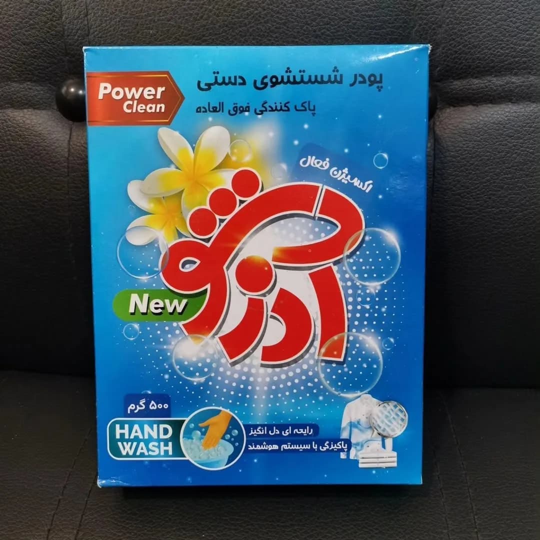 پودر لباسشویی دستی آذرشو، رنگ آبی، قرمز و سفید، جنس مقوا، جعبه مکعبی