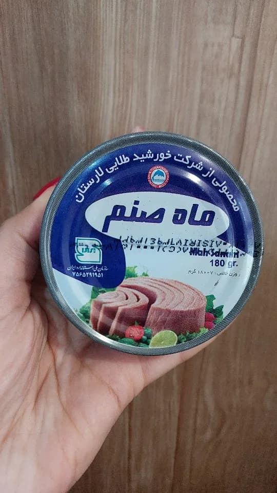 تن ماهی ماه صنم ۱۸۰ گرمی، رنگ آبی، نقرهای و قرمز، جنس فلز، استوانهای فلزی