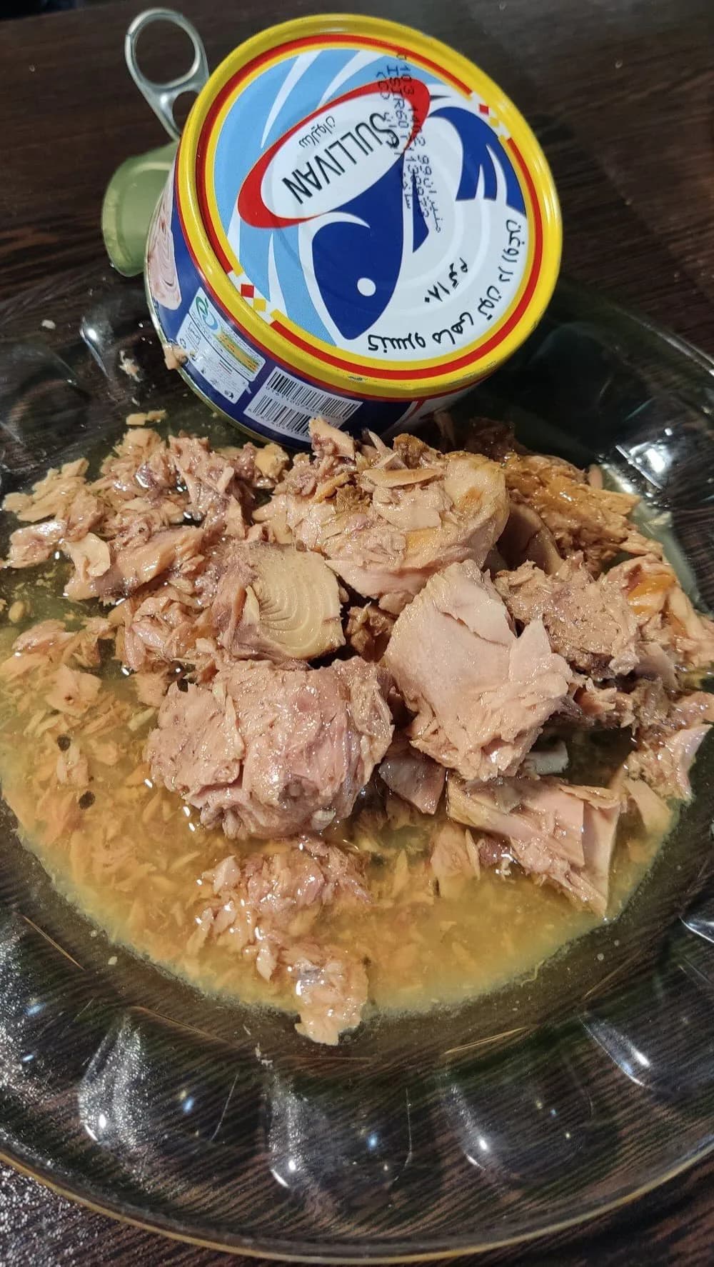 تن ماهی سالیوان ۱۸۰ گرمی، رنگ صورتی مایل به قهوهای، آبی و زرد، جنس فلز، کنسرو
