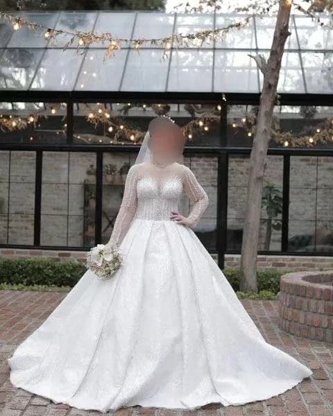 لباس عروس شاین با ژپون و تور، رنگ سفید، جنس ساتن و توری، طرح گلدوزی، بلند، یقه بسته، آستین بلند