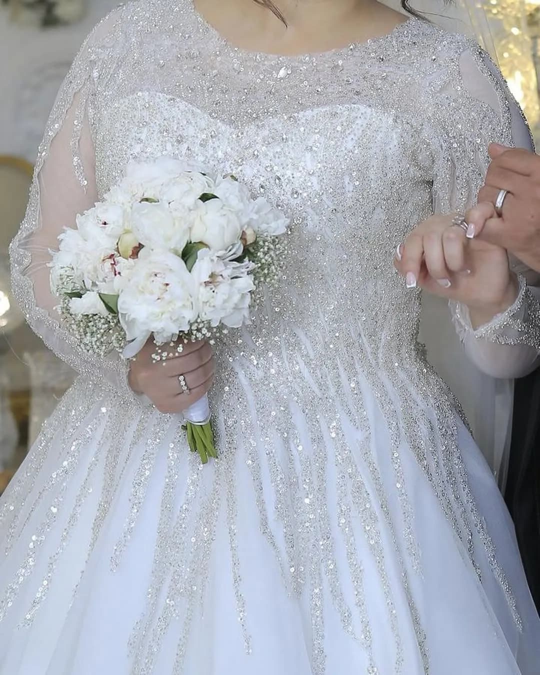 لباس عروس سنگدوزی دنبالهدار، رنگ سفید، طرح گلدوزی، بلند، یقه گرد، آستین بلند، جذب
