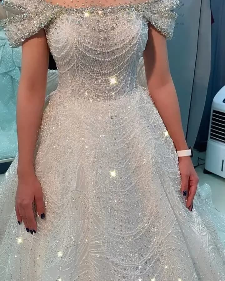 لباس عروس، رنگ طلایی و کرم، طرح گلدوزی، بلند، دکلته، پفی