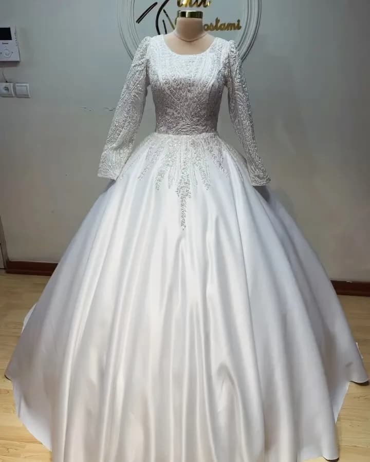 لباس عروس ساتن با بالاتنه دانتل، رنگ سفید، جنس توری، طرح گلدوزی، بلند، یقه گرد، آستین بلند، پفدار