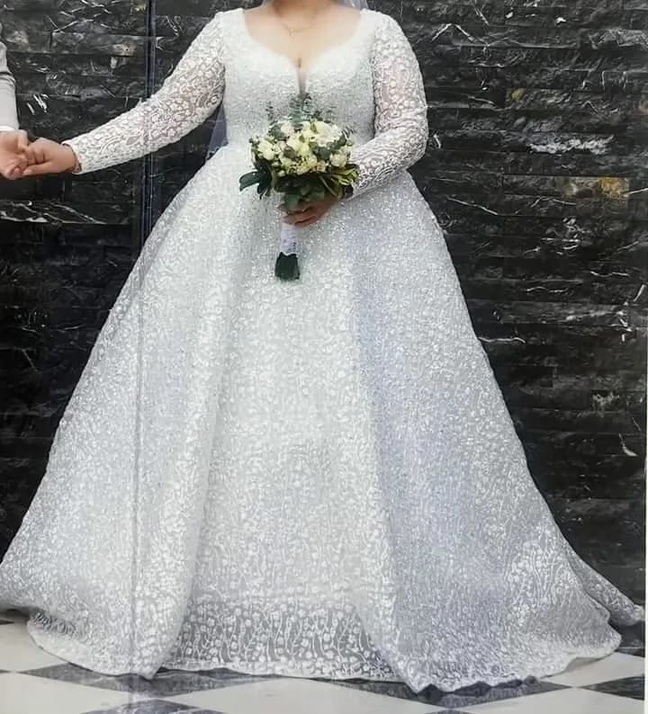لباس عروس با ژپون و تاج سایز ۵۰ تا ۵۲، رنگ سفید، جنس تور و پولکدوزی، طرح سنگدوزی، بلند، آستینبلند، پفی