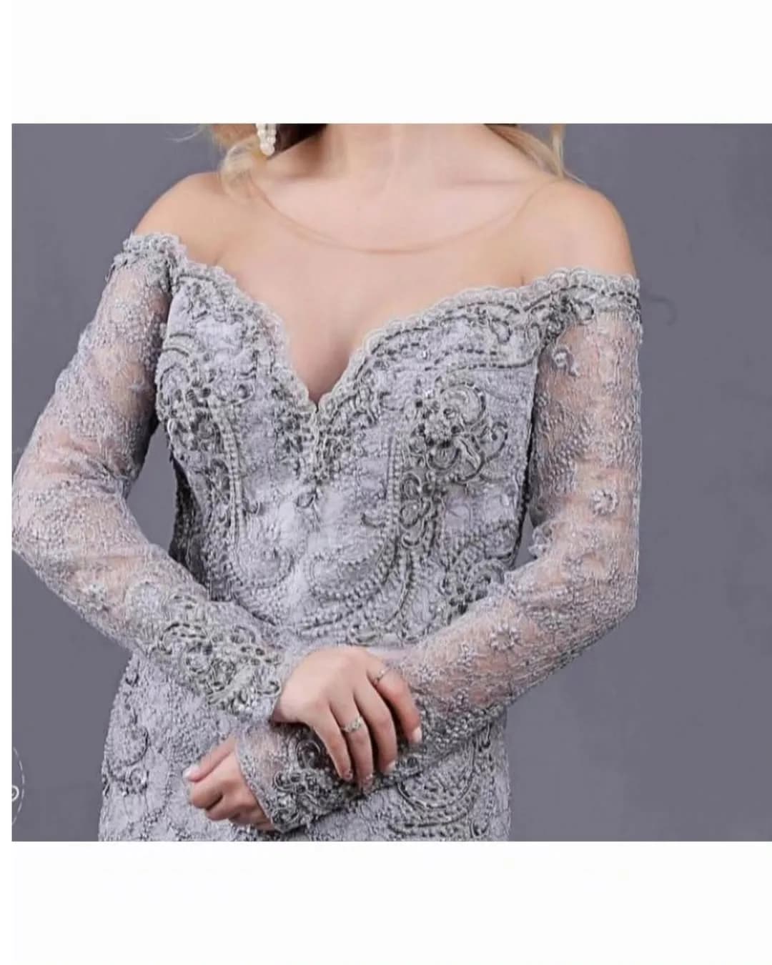 لباس مجلسی دست دوزی سایز ۴۰ و ۴۲، رنگ خاکستری، جنس توری، طرح گلدوزی، یقه V، آستین بلند