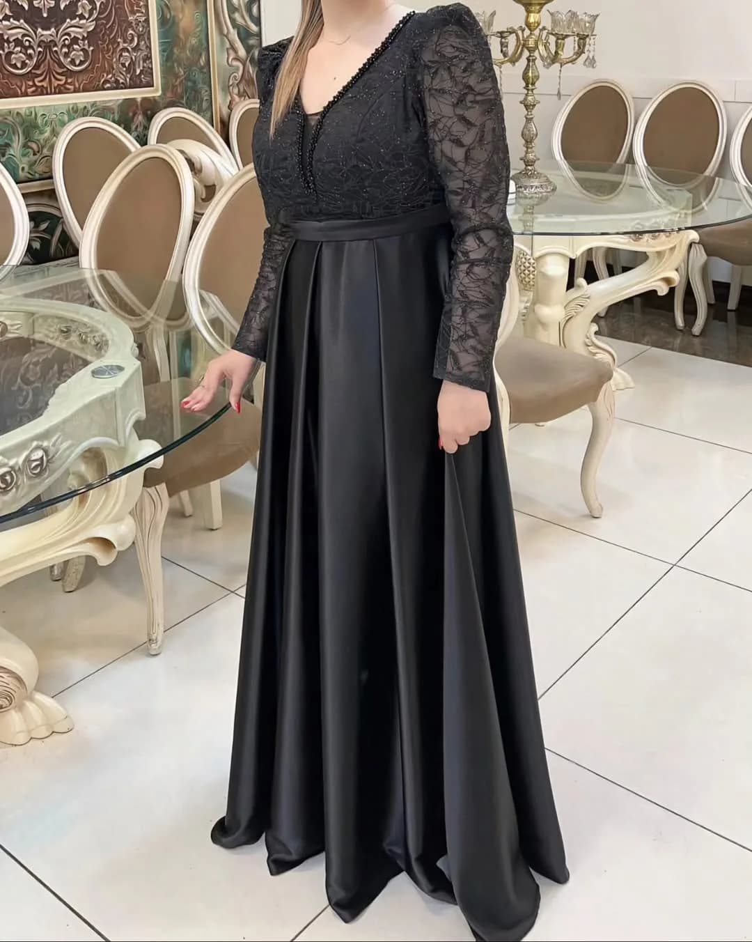 لباس مجلسی سایز ۴۴، رنگ مشکی، جنس گیپور و ساتن، طرح گلدوزی، بلند، آستین بلند، جذب
