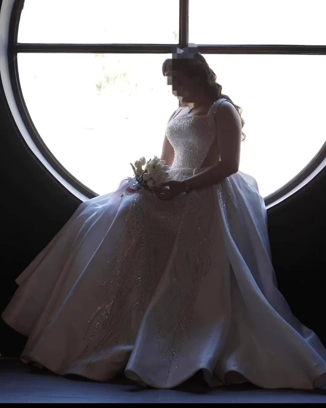 لباس عروس مزوندوز سایز ۴۲ و ۴۴، رنگ سفید، جنس ساتن و تور، طرح گلدار، بلند، یقه خشتی، آستین بلند