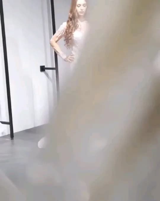 لباس عروس مدل ماهی دو دامنه، رنگ سفید، جنس توری، طرح گلدوزی، بلند، یقه ایستاده، بدون آستین