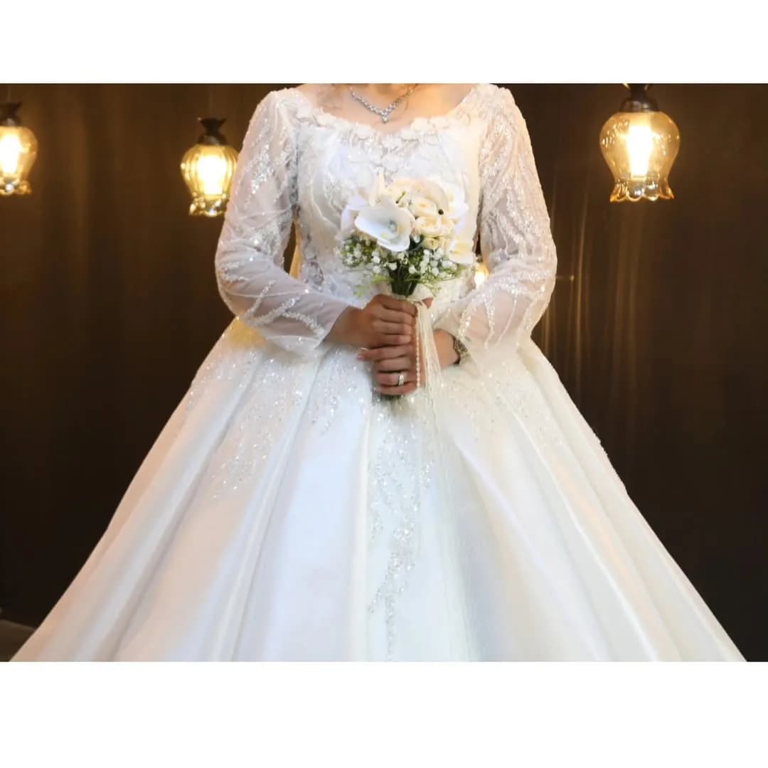 لباس عروس ساتن شاین سایز ۳۸ تا ۴۲، رنگ سفید، جنس توری، طرح گلدوزی، بلند، آستین بلند، پفدار