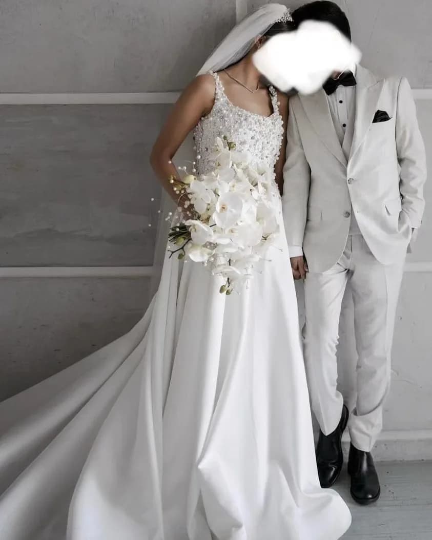 لباس عروس دنبالهدار مروارید و سنگ Sonya Dress، رنگ سفید، جنس ساتن و توری، طرح گلدوزی، بلند، پفدار، بنددار