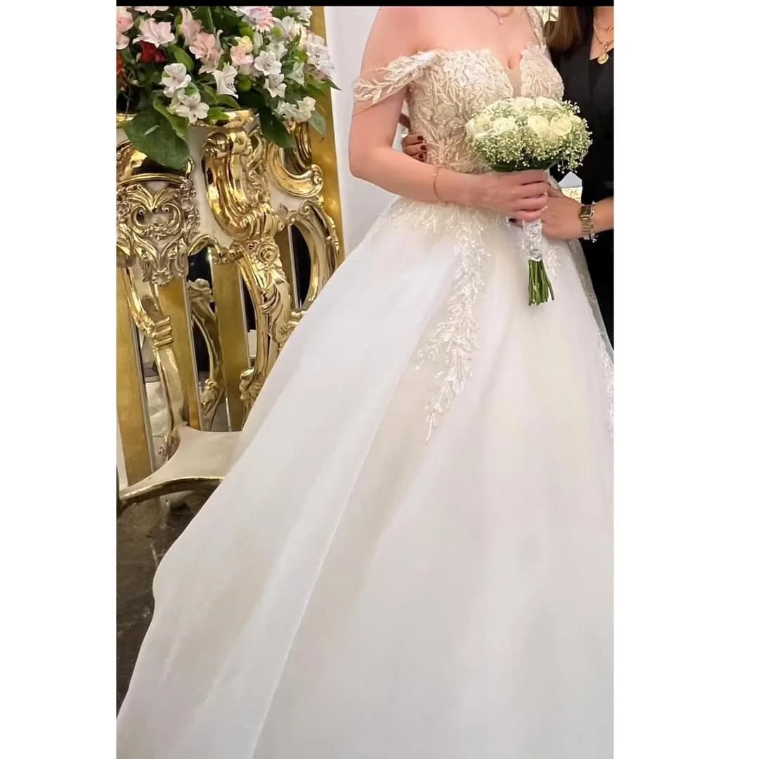 لباس عروس سایز ۳۴ تا ۳۸، رنگ سفید، جنس توری، طرح گلدوزی، بلند، یقه دکلته، پفدار