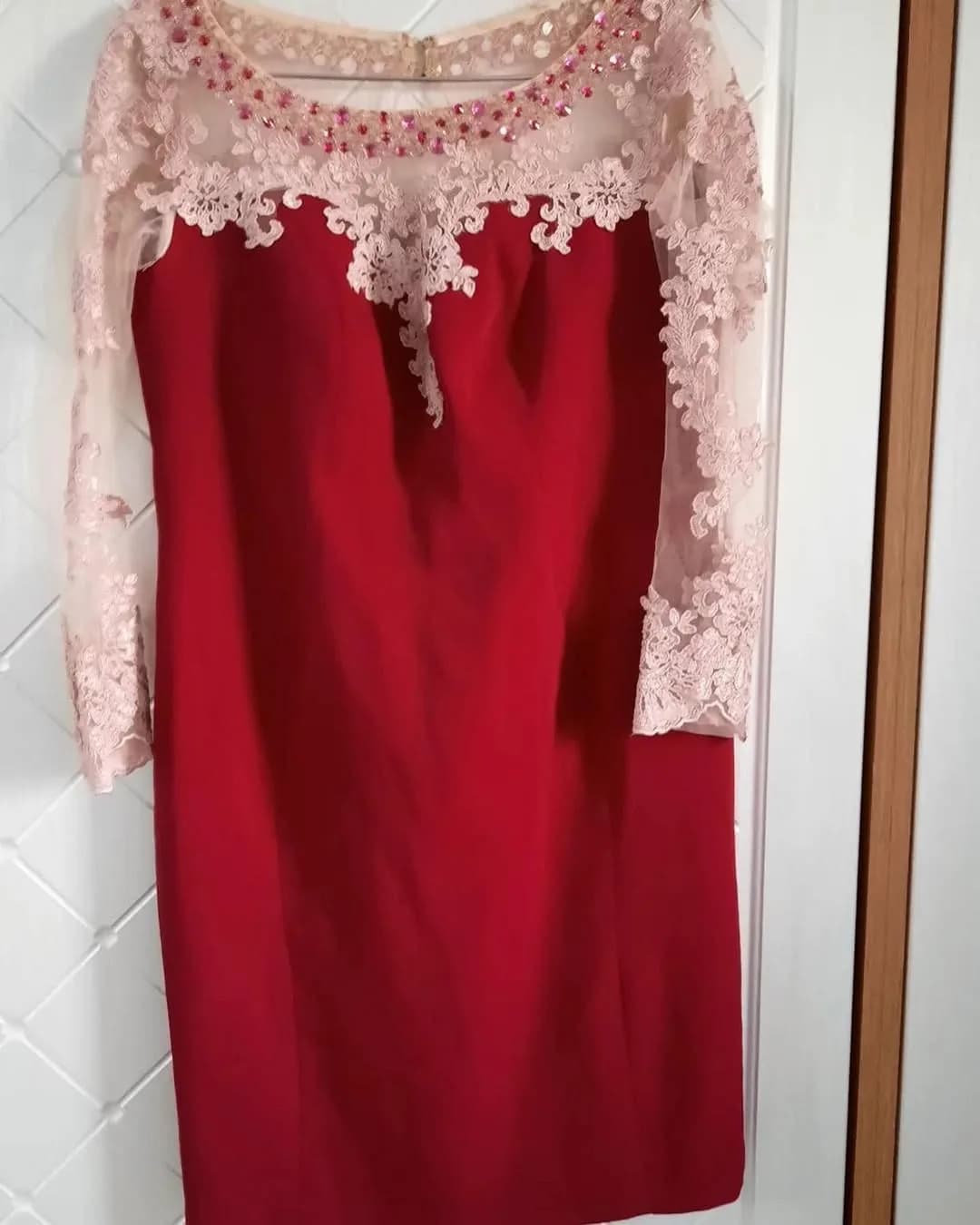 لباس مجلسی سنگدوزی سایز ۴۴ تا ۴۶، رنگ قرمز و صورتی، جنس توری، طرح توری، بلند، یقه گرد، آستین بلند