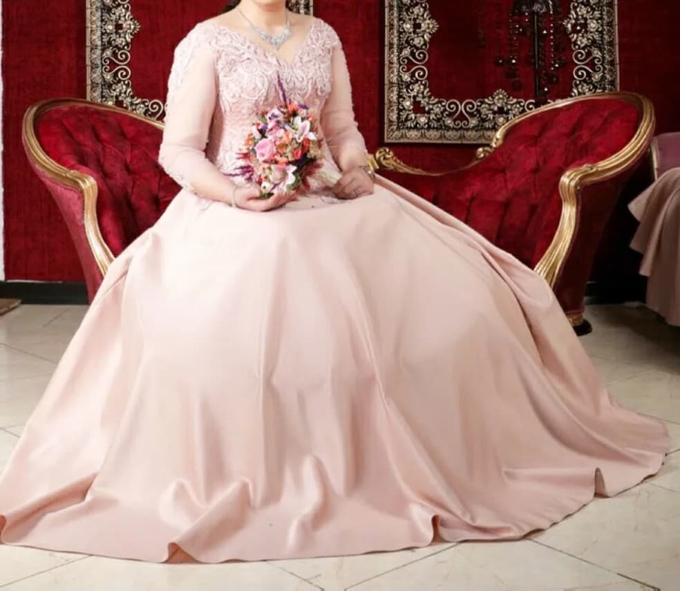 لباس عقد ساتن آمریکایی، رنگ صورتی ملایم، جنس توری، طرح گلدوزی، بلند، یقه وی، آستین بلند