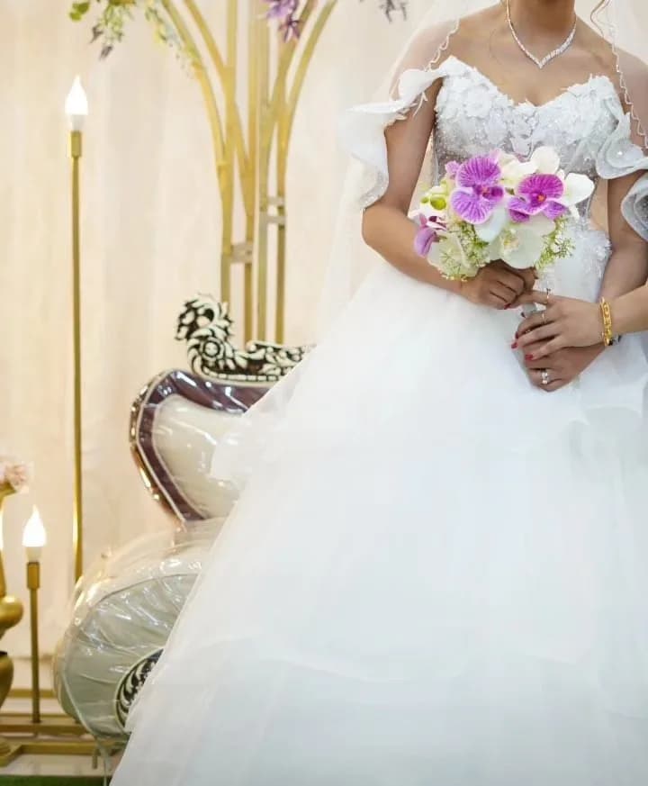 لباس عروس با ژپون و تور و تاج سایز ۳۶ تا ۴۰ — رنگ سفید — نمای رویتن — طرح گل