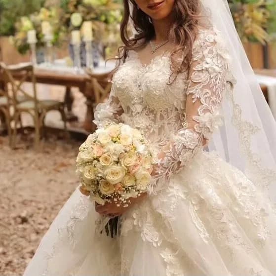 لباس عروس، رنگ سفید، جنس توری، طرح گلدوزی، بلند، یقه قلبی، آستین بلند