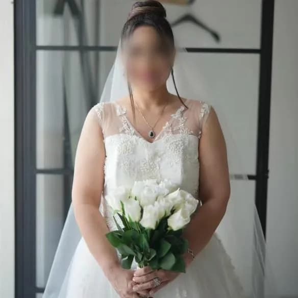 لباس عروس اروپایی سایز ۴۲ و ۴۴، رنگ سفید، جنس توری، طرح گلدوزی، بلند، یقه قلبی، بدون آستین
