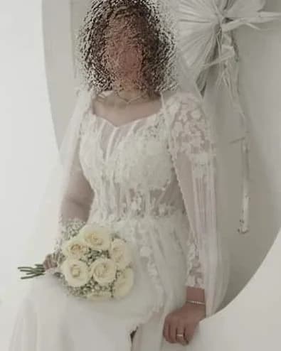 لباس عروس دانتل مرواریددوزی، رنگ سفید، جنس ساتن و تور، طرح گلدوزی، بلند، یقه قلبی، آستین بلند، جذب