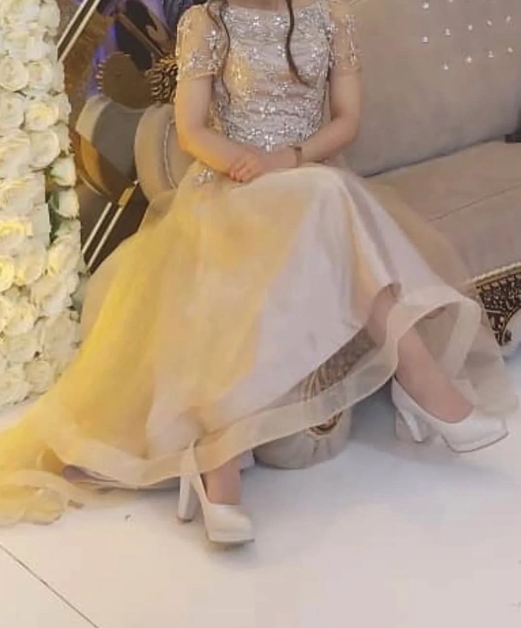 پیراهن مجلسی سنگدوزی مزوندوز، رنگ کرم و طلایی، جنس تور و ساتن، طرح گلدوزی، بلند، یقه گرد، آستین کوتاه، جذب