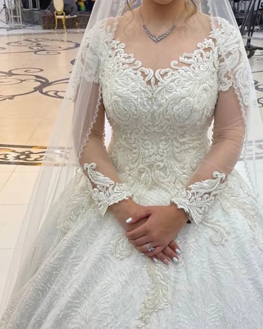 لباس عروس گندوزی سایز ۳۸ تا ۴۲، رنگ سفید، جنس توری و ساتن، طرح گلدوزی، بلند، یقه قلبی، آستین بلند