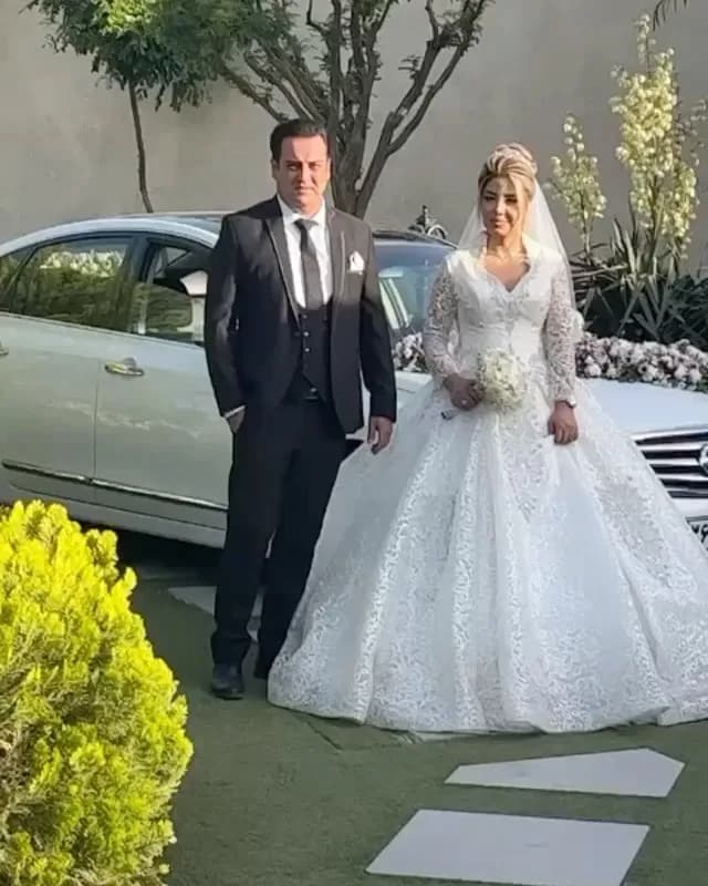 لباس عروس سنگکاری با ژپون و تور، رنگ سفید، جنس توری، طرح گلدوزی، بلند، یقه وی، آستین بلند