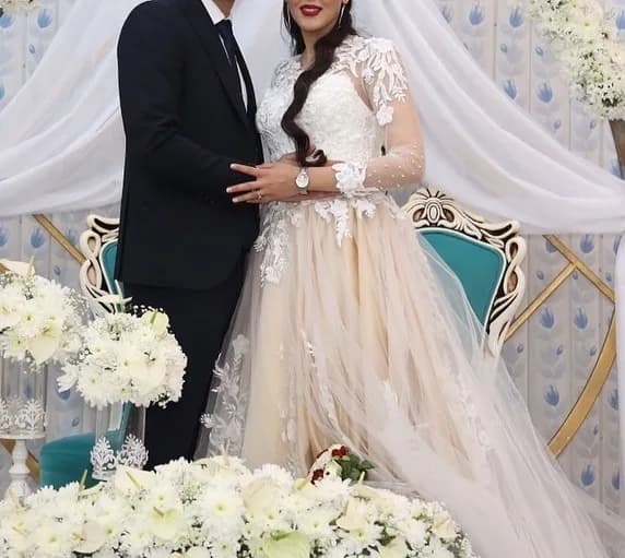 لباس عروس طلایی سفید سایز ۳۴ تا ۴۰، رنگ کرم، طرح توری، بلند، یقه گرد، آستین بلند