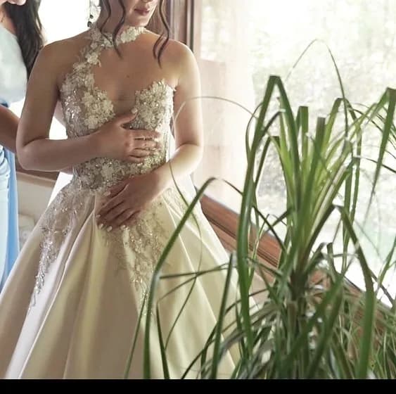 لباس عروس ژورنالی سایز ۳۴، رنگ کرم، جنس توری، طرح گلدوزی، بلند، یقه هالتر، پفدار