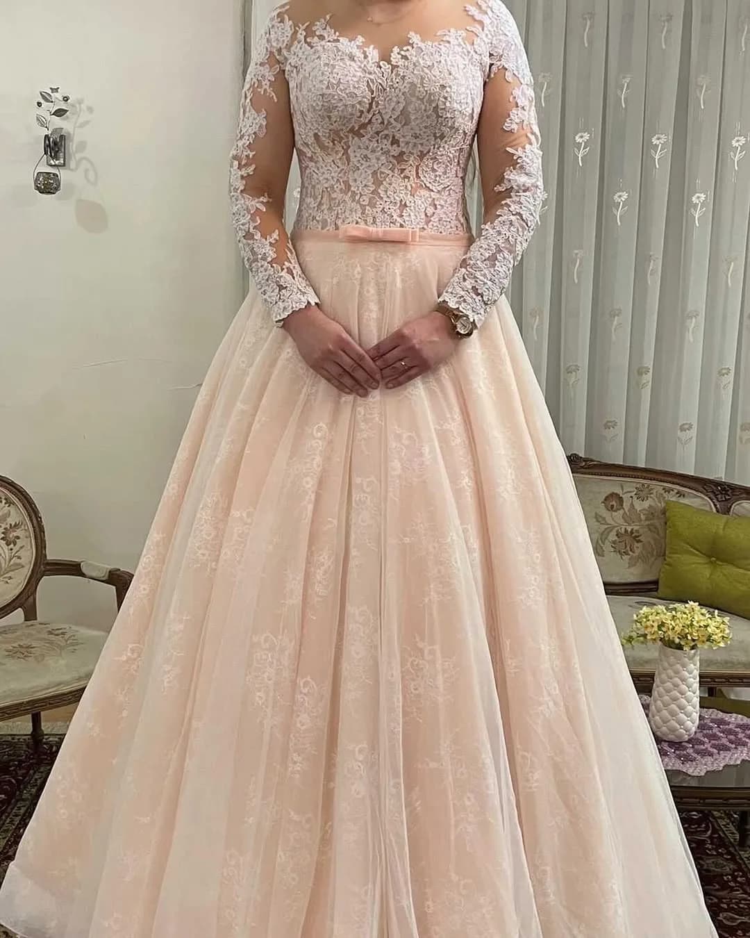 لباس عروس و عقد سایز ۳۶ تا ۴۰، رنگ صورتی ملایم و سفید، طرح گلدوزی، بلند، یقه گرد، آستین بلند، پفی