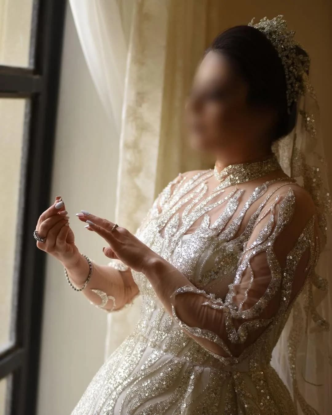 لباس عروس عربی فول شاین، رنگ سفید و نقره‌ای، جنس توری و پولک، طرح گلدوزی، بلند، آستین بلند، جذب