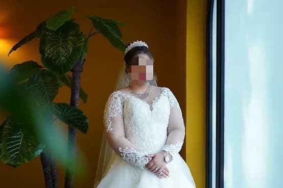 لباس عروس، رنگ سفید، جنس تور و دانتل، طرح گلدوزی، بلند، یقه هفت، آستین بلند