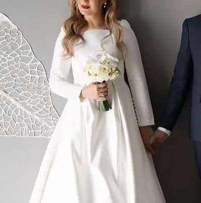 لباس عروس، رنگ سفید، جنس ساتن، بلند، یقه مربع، آستین بلند