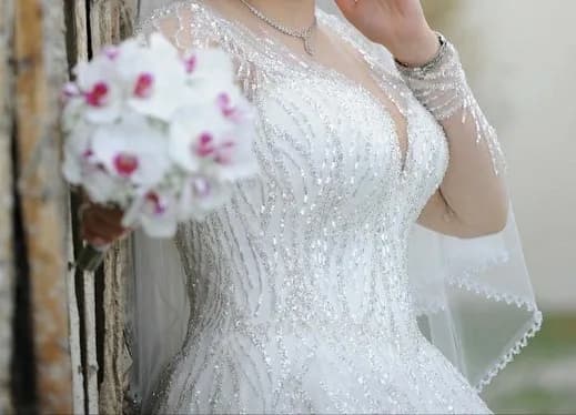 لباس عروس گندوزی سایز ۴۰ تا ۴۶، رنگ سفید، جنس توری، طرح گلدوزی، بلند، آستین کوتاه، یقه V