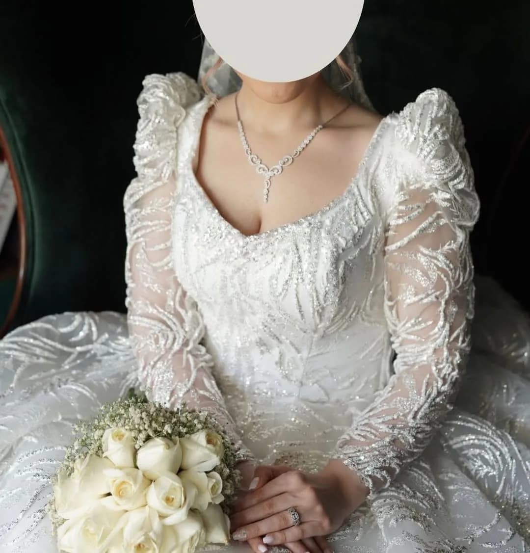 لباس عروس با تور عربی و تاج، رنگ سفید، جنس ساتن، طرح گلدوزی، بلند، یقه قایقی، آستین پفی بلند