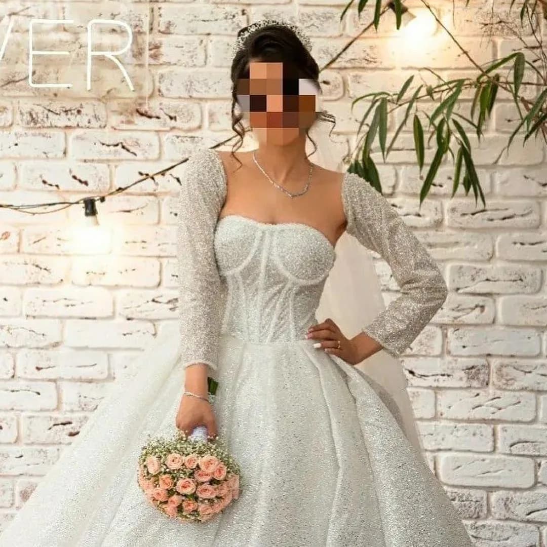 لباس عروس سایز ۳۶ تا ۳۸، رنگ سفید، جنس ساتن و تور، بلند، دکلته، آستینبلند، جذب