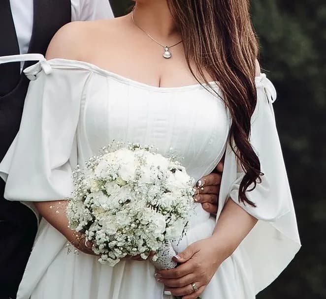 لباس عروس، رنگ سفید، جنس ساتن، یقه دکلته، آستین پفی، بلند