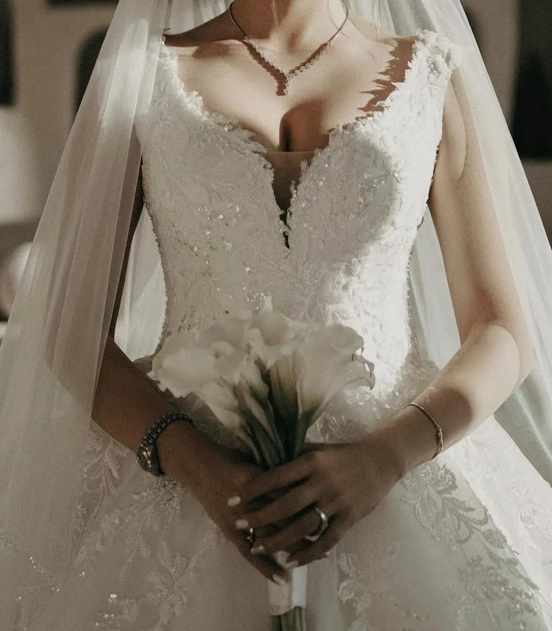 لباس عروس، رنگ سفید، جنس گیپور و ساتن، طرح گلدوزی، یقه وی، بدون آستین، بلند