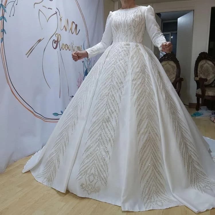 لباس عروس ساتن با تور سر و ژپون — رنگ سفید — نمای روی‌تن — دنباله دامن ۳۰ سانت