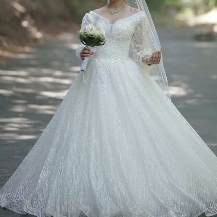 لباس عروس بلکلایت سایز ۳۶ تا ۴۲، رنگ سفید، طرح گلدوزی، بلند، آستین بلند، پفدار