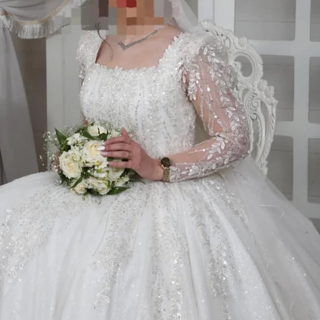 لباس عروس، رنگ سفید، جنس توری و گیپور، طرح گلدار، بلند، آستین بلند، پفدار
