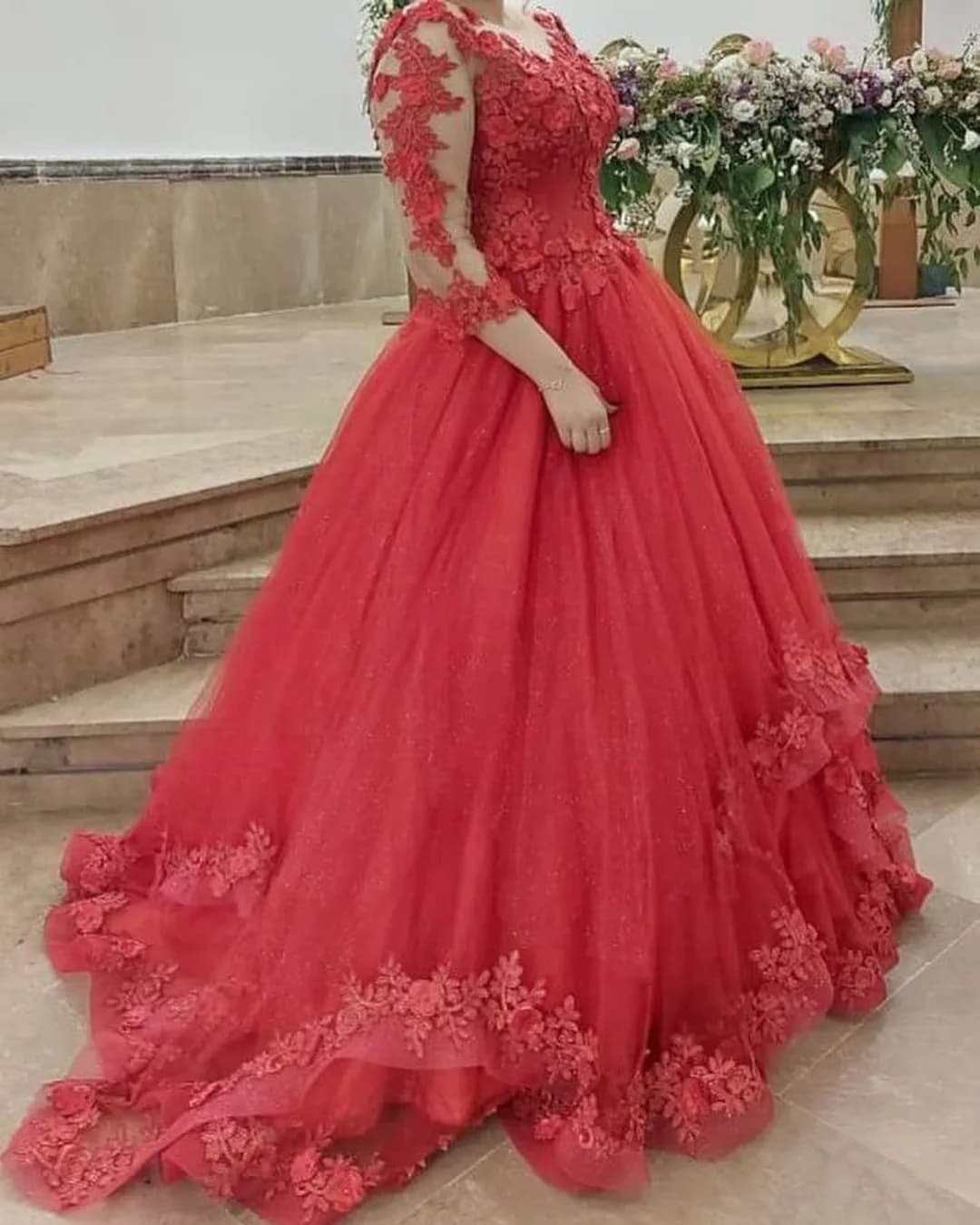 لباس عروس سایز ۴۴ تا ۴۸، رنگ قرمز، جنس تور و حریر، طرح گلدار و تور، بلند، یقه V، آستین بلند، جذب