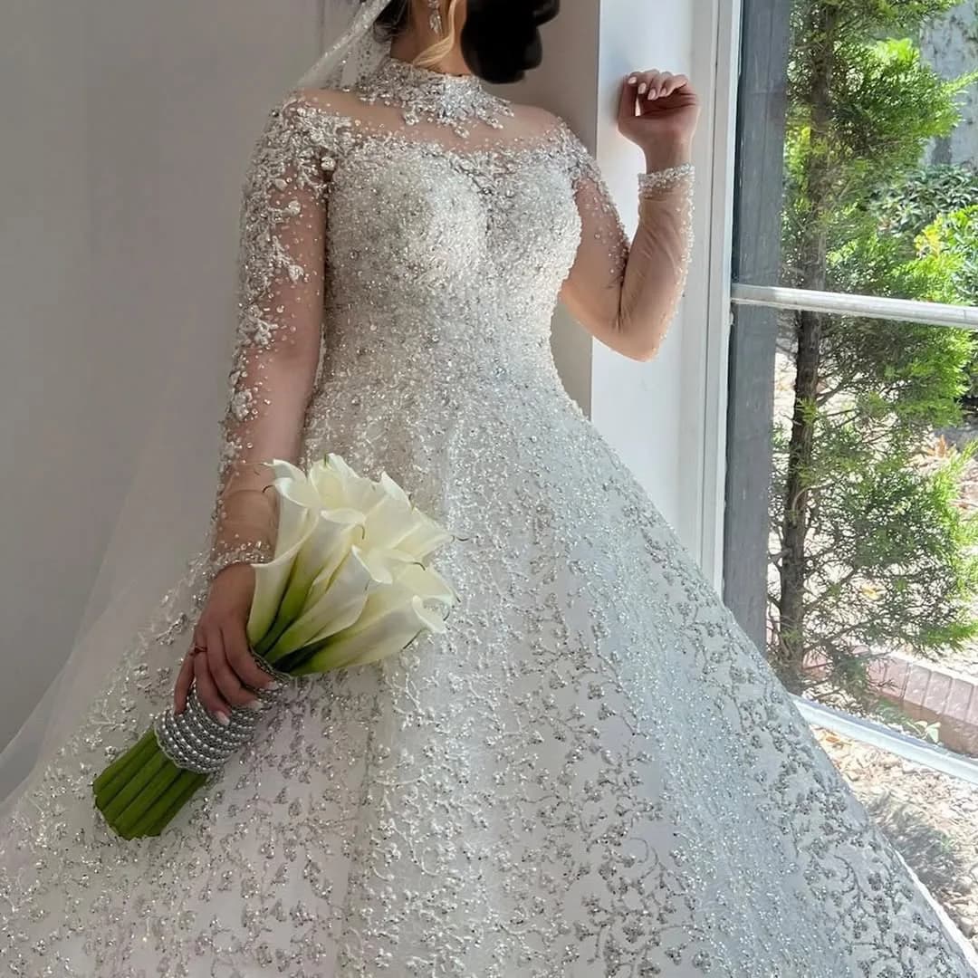 لباس عروس با تور و شنل و ژپون، رنگ سفید، طرح گلدوزی، بلند، یقهایستاده، آستینبلند، جذب