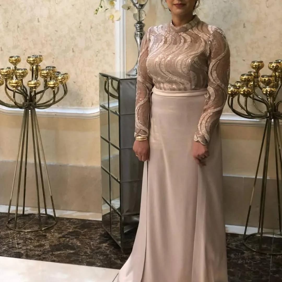 پیراهن مجلسی گیپور سایز ۴۲-۴۶، رنگ کرم و بژ، جنس ساتن و توری، طرح گلدوزی، بلند، آستین بلند، یقه بسته