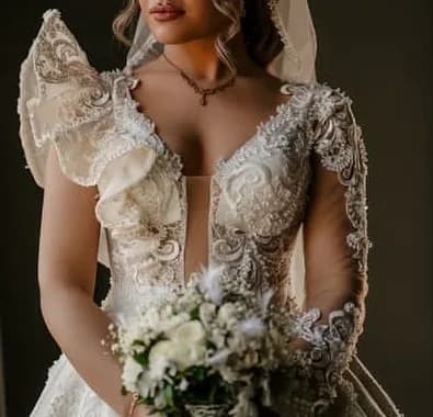 لباس عروس مدل عربی سایز ۳۶ تا ۴۰، رنگ سفید، جنس گیپور، طرح گلدوزی، بلند، یقه V، آستین بلند